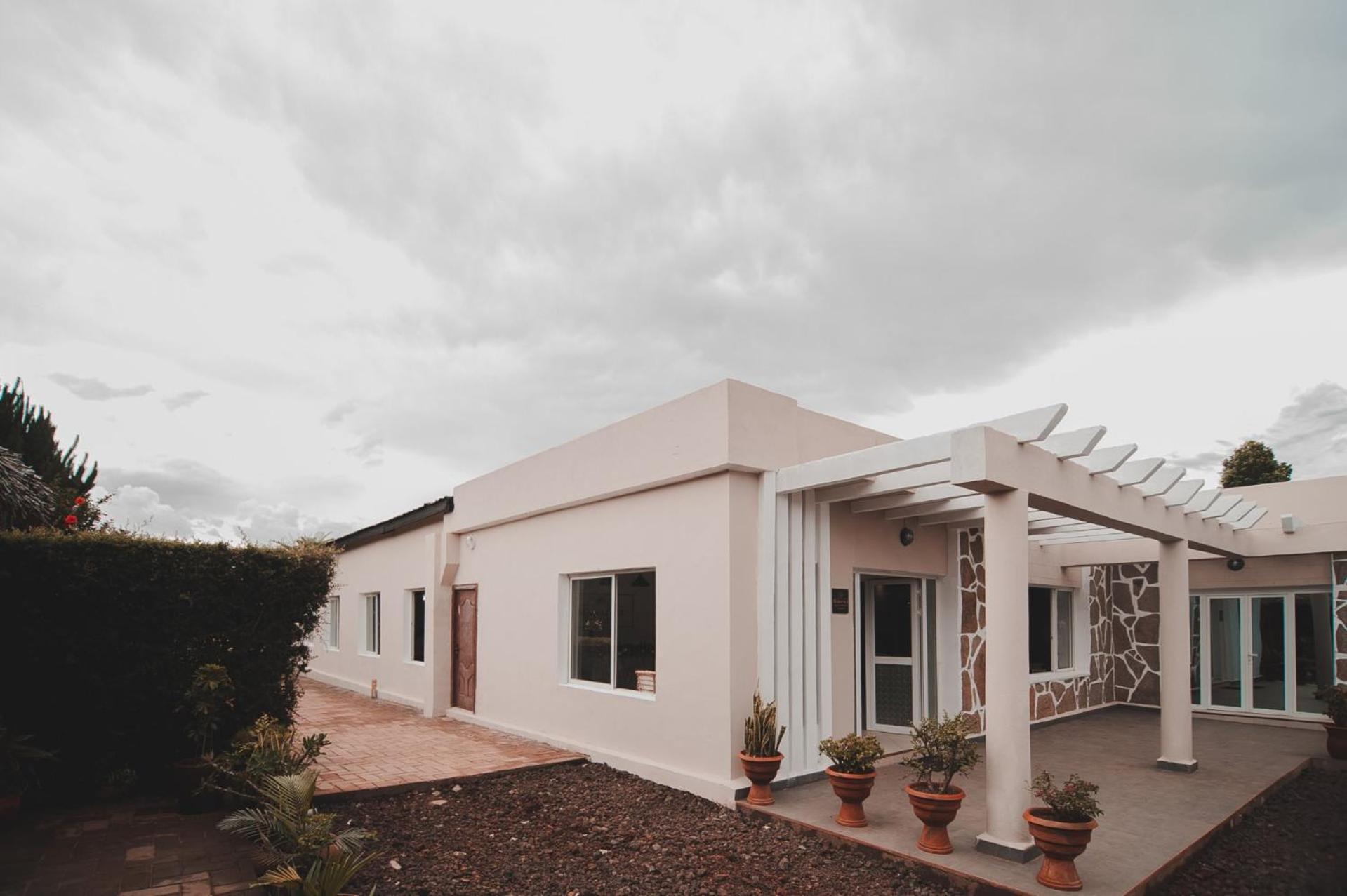 Mahafaly Hotel & Resort Antsirabe Extérieur photo